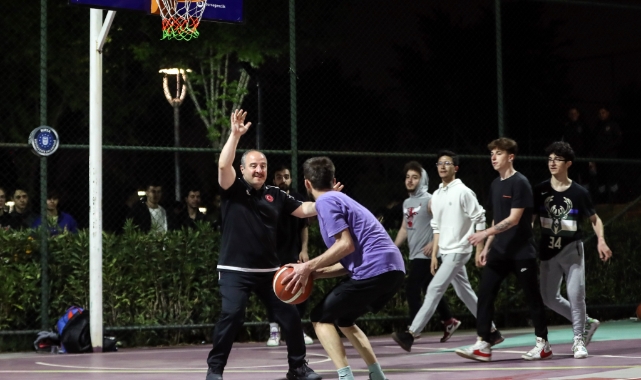 Bakan Varank basketbol sahasında