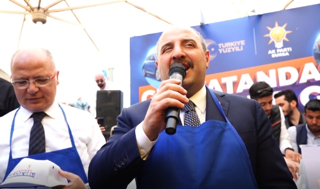 Bakan Varank Bursa'da önlüğü giyip hizmetlerini anlattı