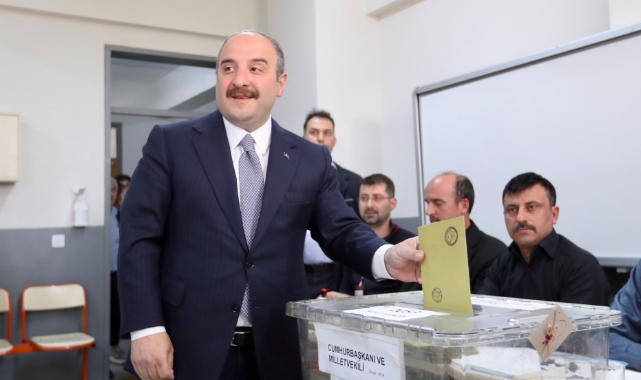 Bakan Varank Bursa'da sandığa gitti