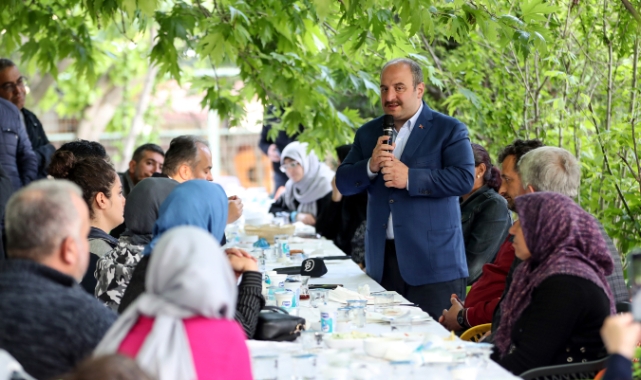 Bakan Varank depremzedelerle buluştu