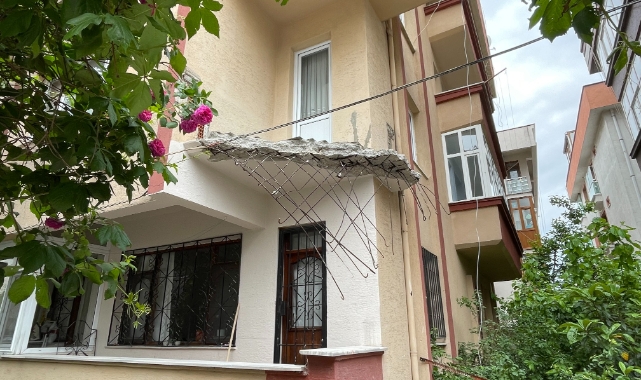 Balkonu çöken 36 yıllık bina tahliye edildi