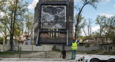 Banksy'nin Ukrayna’daki duvar resmi taşındı