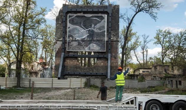 Banksy'nin Ukrayna’daki duvar resmi taşındı