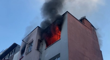 Beyoğlu’nda 4 katlı binada korkutan yangın