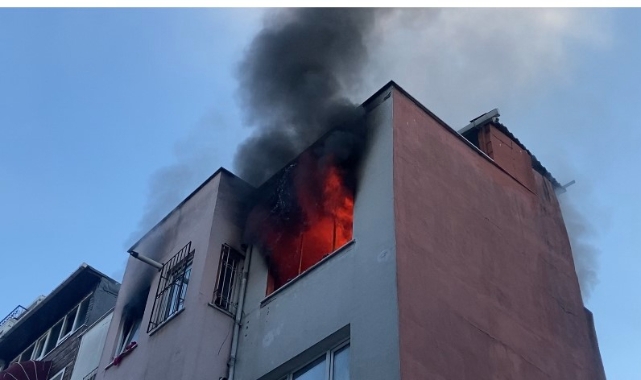 Beyoğlu’nda 4 katlı binada korkutan yangın
