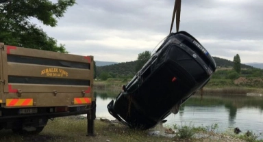 Bilecik'te otomobil göle uçtu