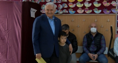 Binali Yıldırım'dan kabinden geç çıkan eşine "karar veremedin mi" esprisi