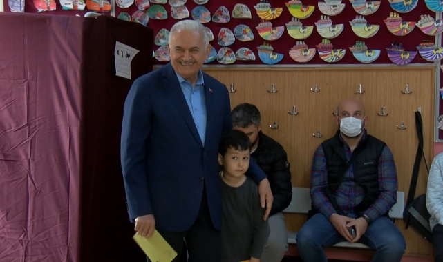 Binali Yıldırım'dan kabinden geç çıkan eşine "karar veremedin mi" esprisi