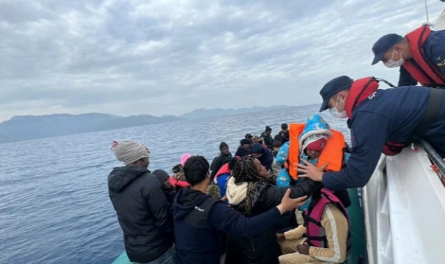 Bodrum'da 30 kaçak göçmen kurtarıldı