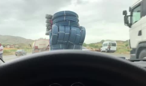 Boru yüklü kamyonetle tehlikeli yolculuk