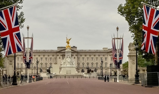 Buckingham Sarayı önünde silahlı saldırgan paniği