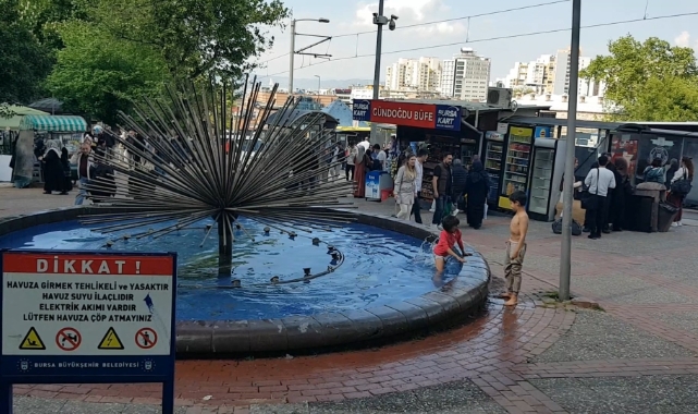 Bursa'da çocukların süs havuzunda tehlikeli eğlencesi