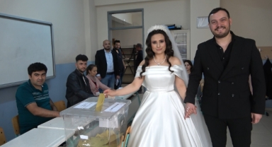 Bursa'da düğünlerini yarıda kesip oy kullandılar