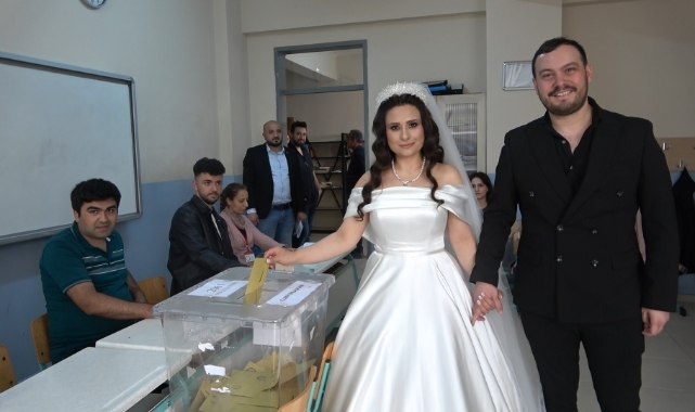 Bursa'da düğünlerini yarıda kesip oy kullandılar