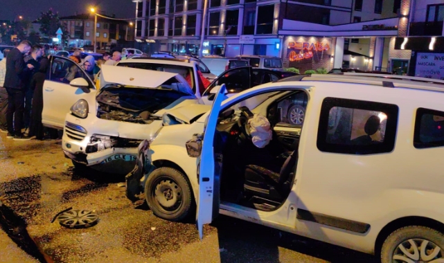 Bursa'da iki araç kafa kafaya çarpıştı!