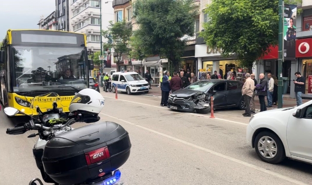 Bursa'da karşı şeritten gelen otomobil halk otobüsüne çarptı