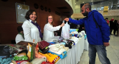 Bursa'da konsere bilet yerine yardım paketleriyle girdiler
