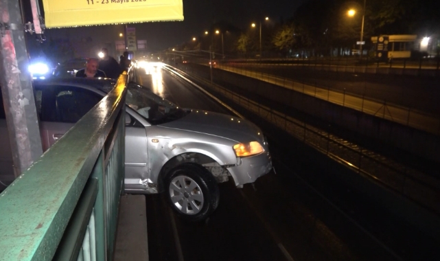 Bursa’da otomobil 5 metre yükseklikte asılı kaldı