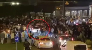 Bursa'da otomobil Galatasaray taraftarlarının arasına daldı!