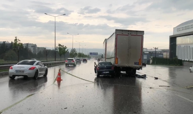 Bursa’da otomobil TIR'a ok gibi saplandı