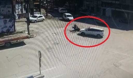 Bursa'da otomobilin altında kalmaktan son anda kurtuldu