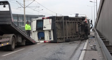 Bursa’da ticari minibüs devrildi!