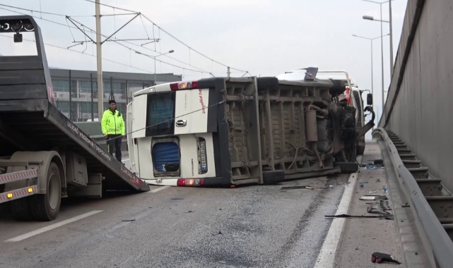 Bursa’da ticari minibüs devrildi!