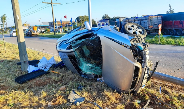 Bursa yolunda otomobil, elektrik direğine çarptı! 3 yaralı