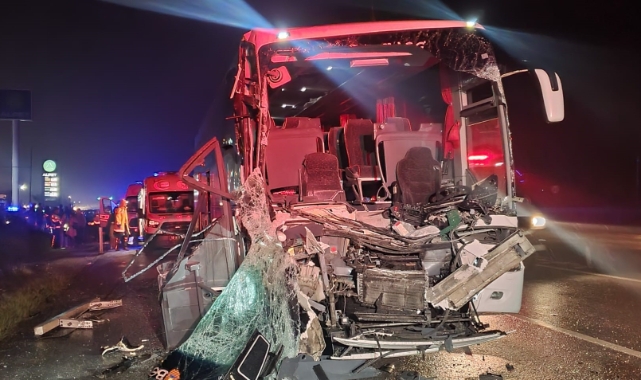 Bursalı ögrencileri taşıyan otobüs TIR'a çarptı