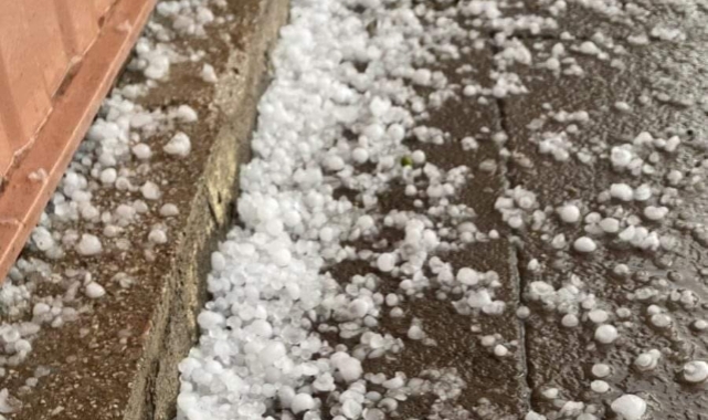 Ceviz büyüklüğünde dolu yağdı
