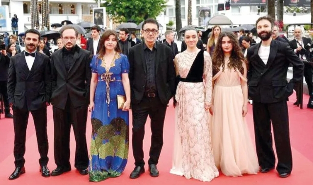 Ceylan kırmızı halıda