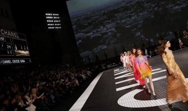 Chanel defilesinde yıldızlar geçidi