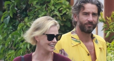 Charlize Theron ile Alex Dimitrijevic el ele