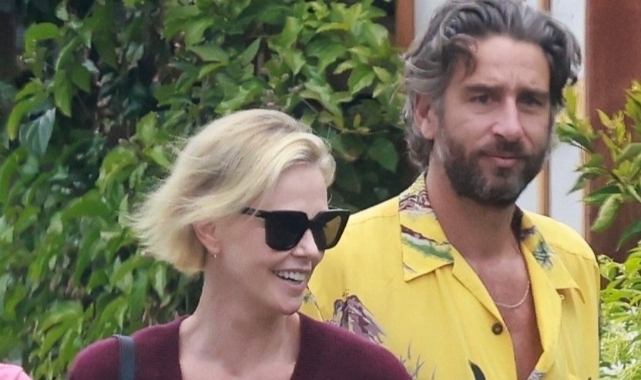 Charlize Theron ile Alex Dimitrijevic el ele