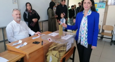 CHP Bursa Milletvekili Adayı Nurhayat Altaca Kayışoğlu sandığa gitti