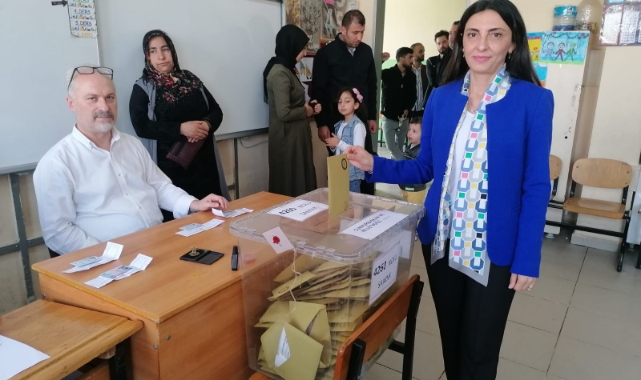 CHP Bursa Milletvekili Adayı Nurhayat Altaca Kayışoğlu sandığa gitti