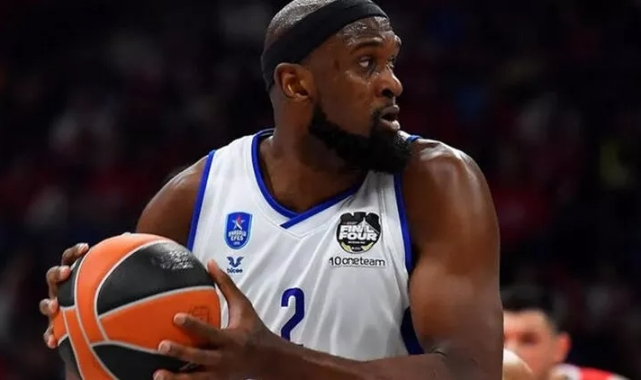 Chris Singleton fenalaşarak hastaneye kaldırıldı!