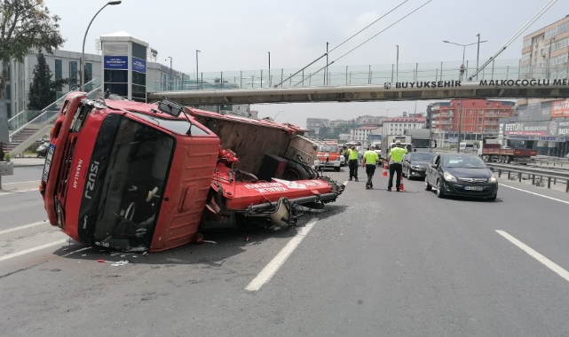 D-100'de arıza yapan otomobile vinç çarptı