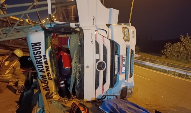 Damperi açık kalan TIR EDS direğine çarpıp devrildi