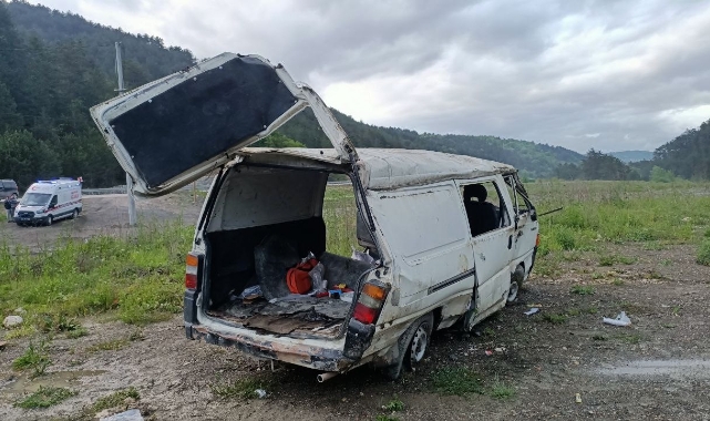 Defalarca takla atan minibüs hurdaya döndü