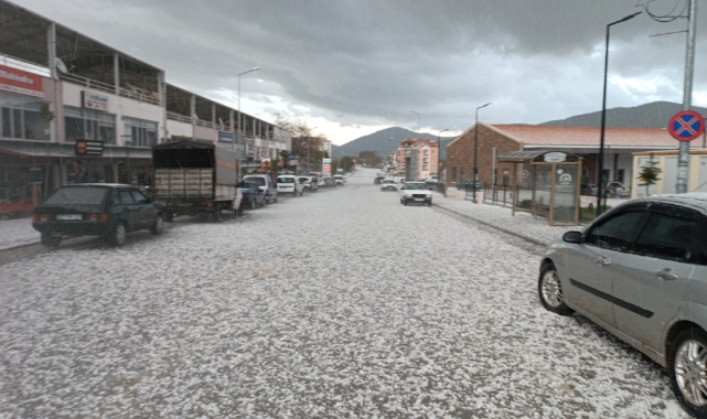 Denizli’ye ceviz büyüklüğünde dolu yağdı