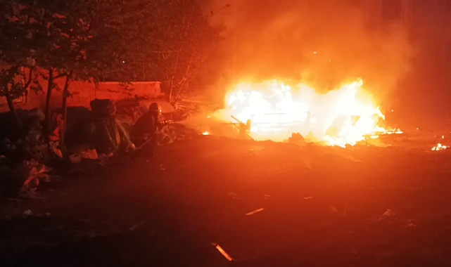 Deprem bölgesinde çadır yangını