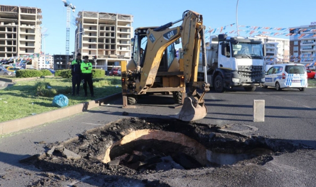 Depremin vurduğu Diyarbakır'da yol çöktü
