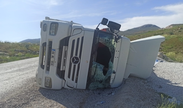 Devrilen TIR'ın sürücüsü yaralandı