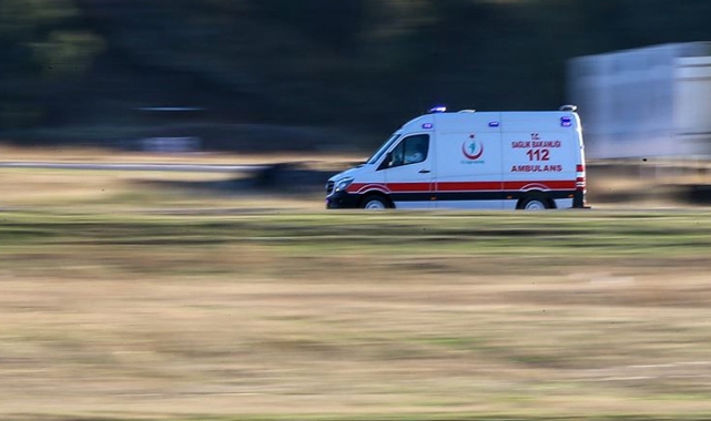 Devrilen traktörün altında can verdi