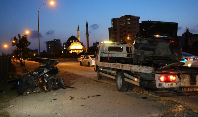 Direğe çarpan otomobil ikiye bölündü