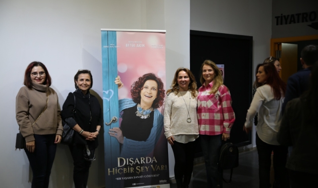 “Dışarda Hiçbir Şey Var” Oyununa Bursalılardan yoğun ilği