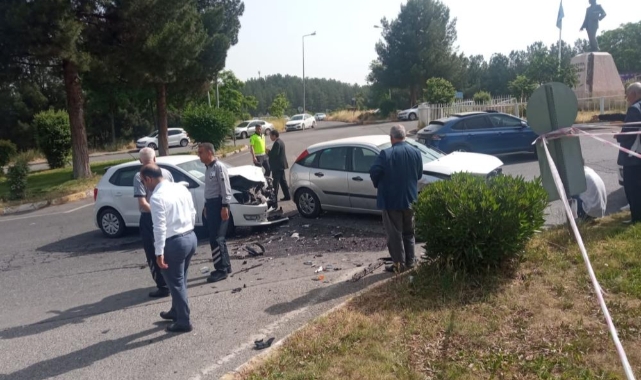 Diyarbakır'da otomobiller kafa kafaya çarpıştı: 1'i bebek 5 yaralı
