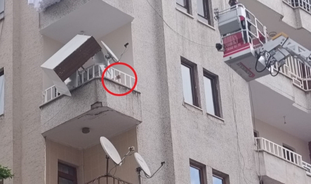 Diyarbakır'da rüzgarın devirdiği dolabın altında kaldı