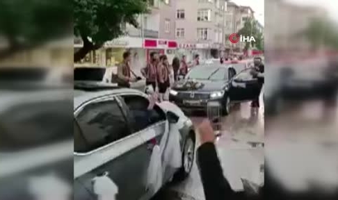 Düğün konvoyları karşılaştı, damatlar karşılıklı oynadı